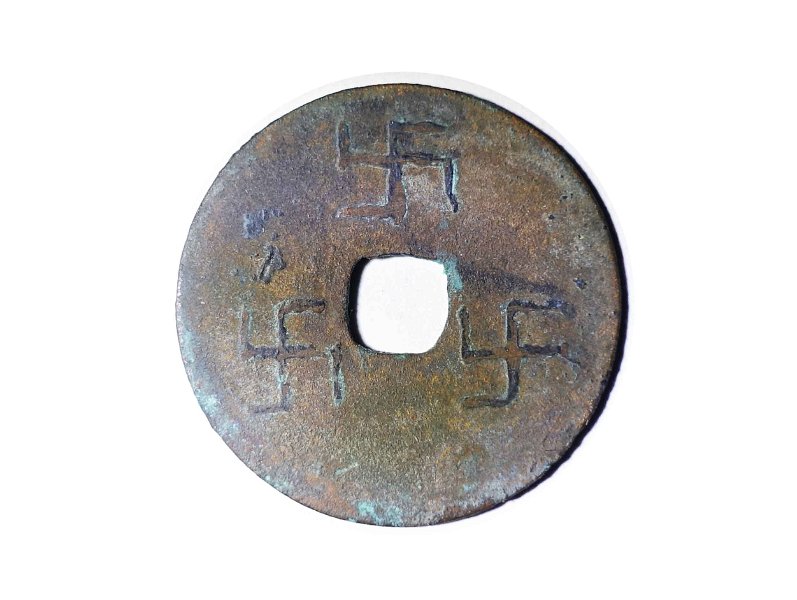 Pis Bolong Koci Tri Aksara Swastika